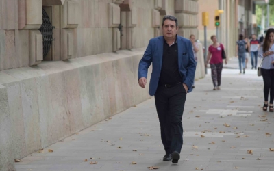 Manuel Bustos caminant cap a l'Audiència de Barcelona | Roger Benet